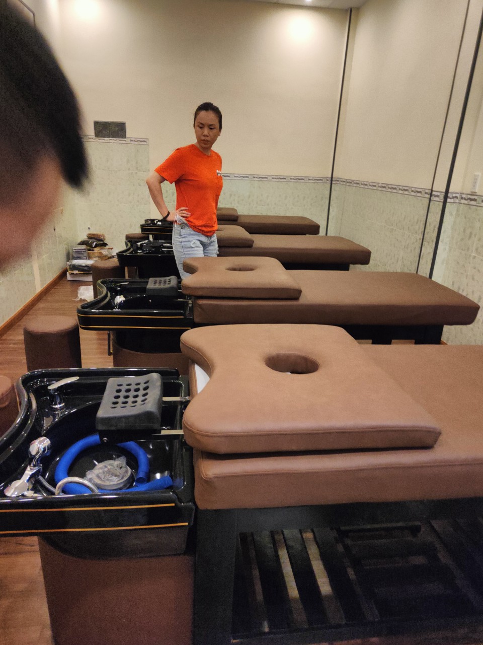 Giường gội đầu 2in1 bồn sứ tai thỏ giá rẻ màu nâu